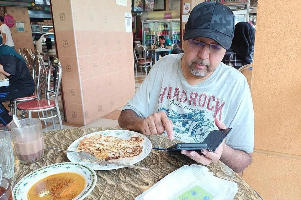 TERASA HARGA MAKANAN NAIK: Bagi pesara seperti Encik Kamarulzaman Salleh beliau bersyukur 'Menu Rahmah' dapat membantunya menangani kesan kos makanan yang kian meningkat. - Foto-Foto BH oleh KHIRUL BAHRI BASARUDDIN