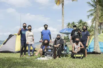 RINDU BERKHEMAH SEKELUARGA: Encik Zurayni Mohd Suthi (kiri di depan) dan isterinya, Cik Johiah Abu (sedang duduk) bersama keluarga dan beberapa saudara mereka ketika berkhemah dan memancing di Taman Pasir Ris semalam. - Foto BH oleh HARITH MUSTAFFA