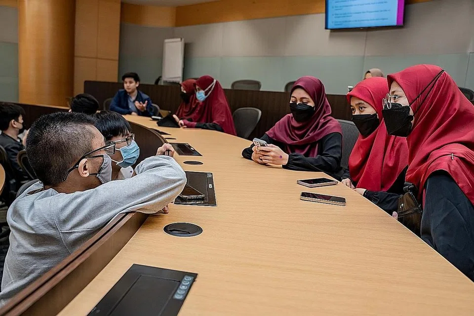 PERANAN PENTING: Cik 'Aamirah (dua dari kanan) bersama kumpulannya membincangkan bagaimana golongan belia dapat memperkukuhkan kesepaduan sosial di sini semasa sesi perbincangan di Forum ACG 2022 semalam. - Foto BM oleh NUR DIYANA TAHA