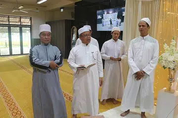 LAUNGKAN AZAN JUGA UNTUK MUHASABAH DIRI: Muazzin sukarela Masjid Alkaff Kampung Melayu, penyanyi Didicazli Ismail (kanan), terbuka hati hendak melaungkan azan di masjid setempat selepas beliau menunaikan ibadah umrah pada 2009. (Gambar kiri) Masjid Alkaff Kampung Melayu menghargai tenaga imam dan muazin yang telah melaungkan azan dan berkhidmat di masjid tersebut dan rakam di rakam semasa majlis Maulid sebelum pandemik. - Foto MASJID ALKAFF KAMPUNG MELAYU