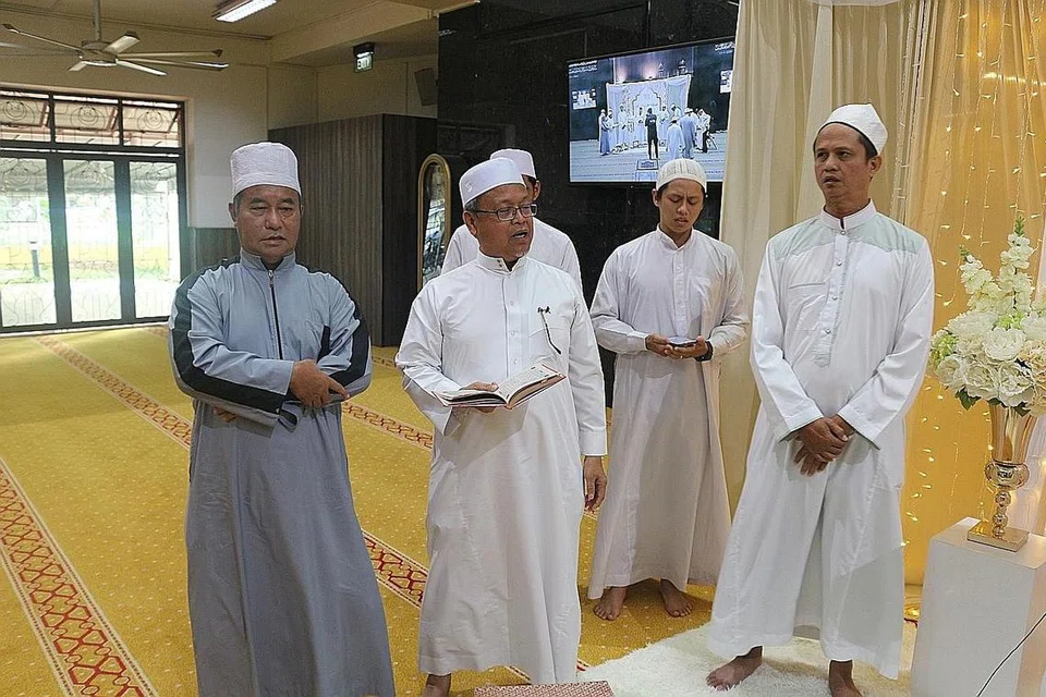 LAUNGKAN AZAN JUGA UNTUK MUHASABAH DIRI: Muazzin sukarela Masjid Alkaff Kampung Melayu, penyanyi Didicazli Ismail (kanan), terbuka hati hendak melaungkan azan di masjid setempat selepas beliau menunaikan ibadah umrah pada 2009. (Gambar kiri) Masjid Alkaff Kampung Melayu menghargai tenaga imam dan muazin yang telah melaungkan azan dan berkhidmat di masjid tersebut dan rakam di rakam semasa majlis Maulid sebelum pandemik. - Foto MASJID ALKAFF KAMPUNG MELAYU