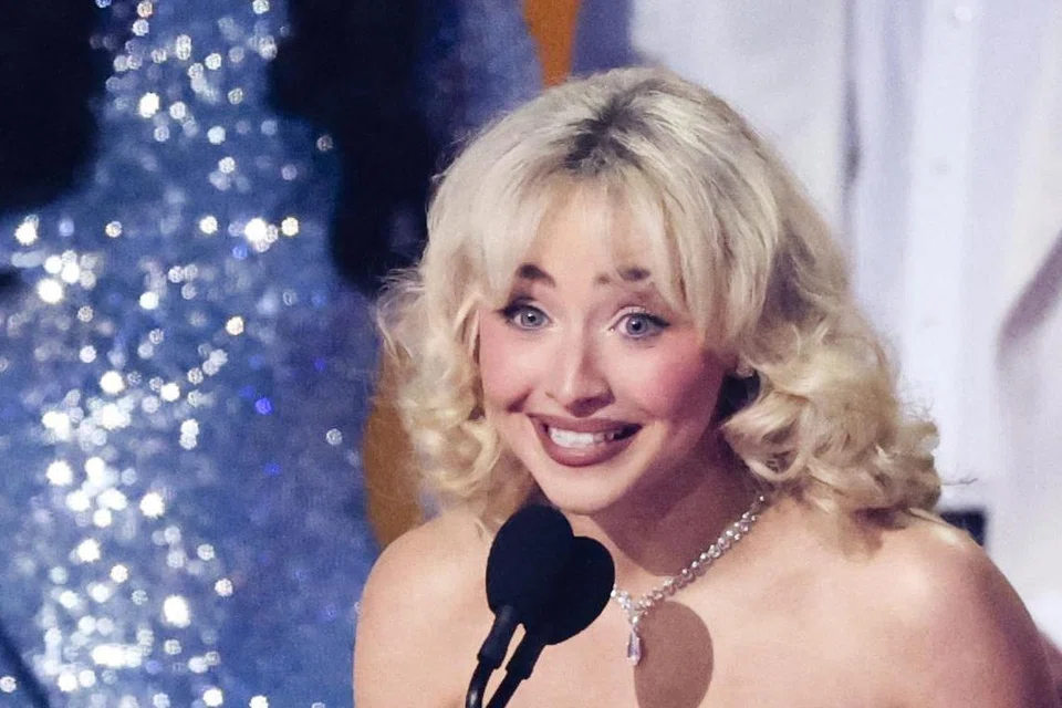 Penyanyi dan penggubah lagu muda, Sabrina Carpenter berjaya menyandang anugerah ‘Album Vokal Pop Terbaik’ bagi albumnya berjudul Short n’ Sweet pada Anugerah Grammy ke-67 yang diadakan pada 2 Februari di Los Angeles.