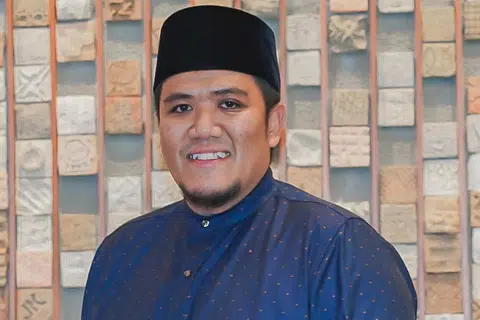 "...Jadi kita sebagai sebuah masyarakat jadilah air yang Allah sifatkan sebagai sumber kehidupan dan sumber harapan." - Timbalan Pengarah Pejabat Mufti, Ustaz Irwan Hadi Mohd Shuhaimy (atas)
