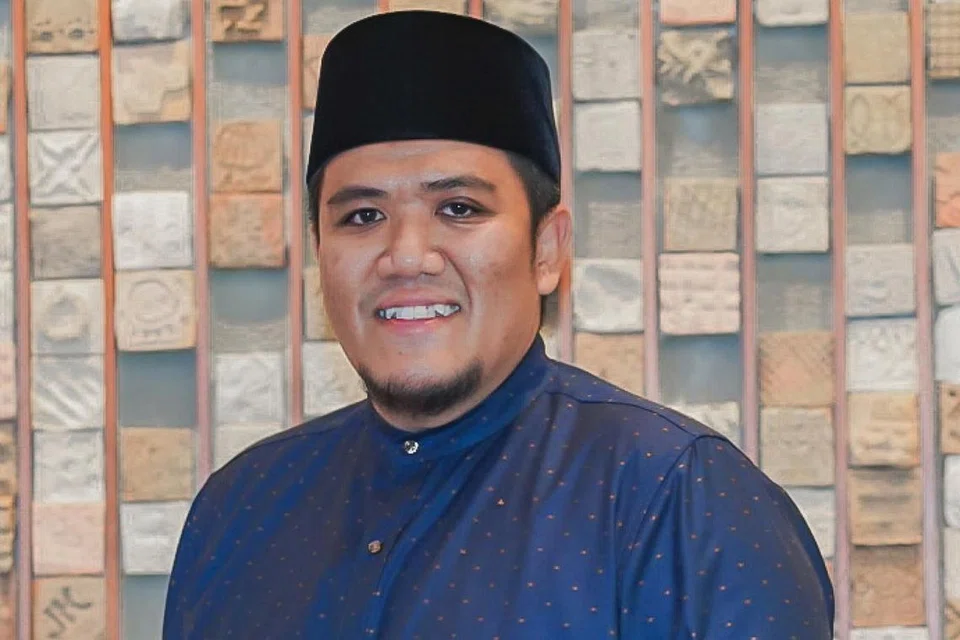 "...Jadi kita sebagai sebuah masyarakat jadilah air yang Allah sifatkan sebagai sumber kehidupan dan sumber harapan." - Timbalan Pengarah Pejabat Mufti, Ustaz Irwan Hadi Mohd Shuhaimy (atas)