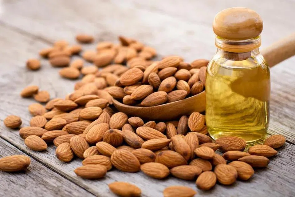 Minyak badam kaya dengan vitamin E. Ia berfungsi menguatkan akar rambut, melembutkannya dan dipercayai dapat membantu mengurangkan masalah keguguran rambut.