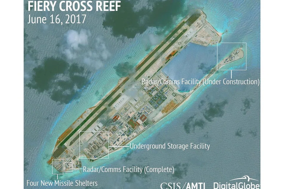SIAP JALANKAN GERAKAN: Menerusi analisis gambar satelit, Inisiatif Ketelusan Kelautan Asia (AMTI) menyatakan bahawa pangkalan Terumbu Fiery Cross di Kepulauan Spratly sudah mempunyai 12 pelindung berbanding empat pada Februari lalu dengan bumbung bergerak yang boleh menempatkan pelancar peluru berpandu. - Foto REUTERS