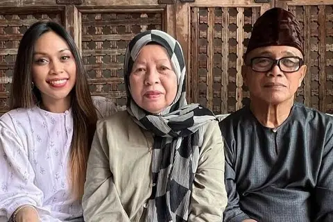 Dayang Nurfaizah (kiri), mengakui lagu Raya terbarunya membuatnya lebih menghargai kehadiran kededua ibu bapa tercinta, Cik Nona Nahrawi (tengah) dan Encik Awang Dowty Awang Fauzi.