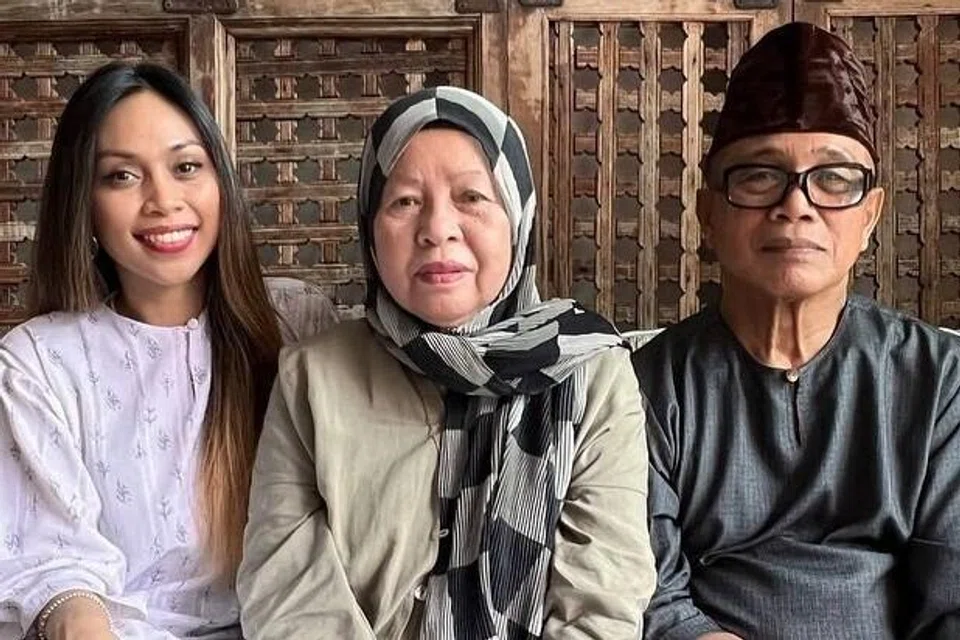 Dayang Nurfaizah (kiri), mengakui lagu Raya terbarunya membuatnya lebih menghargai kehadiran kededua ibu bapa tercinta, Cik Nona Nahrawi (tengah) dan Encik Awang Dowty Awang Fauzi.
