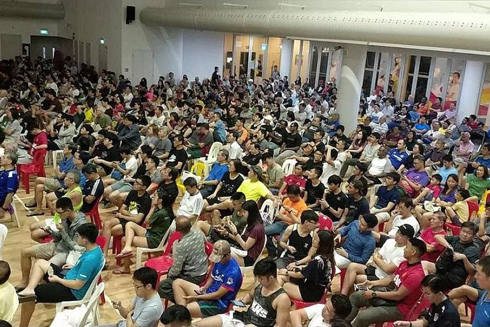 DIBANJIRI PENONTON: Sekitar 2,000 penonton telah hadir dan membanjiri tempat Keat Hong CC (gambar atas) semata-mata untuk menyokong pasukan kegemaran mereka yang beraksi dalam Piala Dunia. - Foto KEAT HONG CC