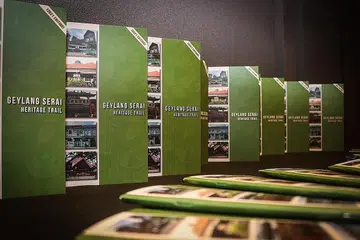 TEROKA GEYLANG SERAI: Edisi ketiga buku 'Jejak Warisan Geylang Serai', yang telah dilancarkan semalam, menampilkan tapak warisan dan bersejarah di Geylang Serai. - Foto BM oleh SYAMIL SAPARI