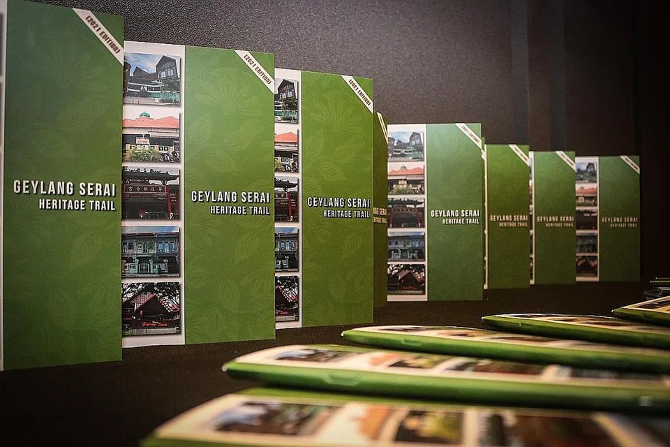 TEROKA GEYLANG SERAI: Edisi ketiga buku 'Jejak Warisan Geylang Serai', yang telah dilancarkan semalam, menampilkan tapak warisan dan bersejarah di Geylang Serai. - Foto BM oleh SYAMIL SAPARI