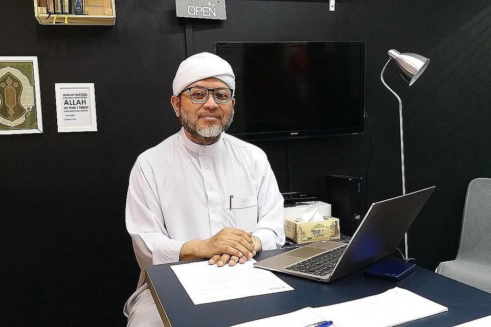 USTAZ MOHAMAD HASBI: Ajak masyarakat Muslim setempat merebut kesempatan pada malam Lailatul Jaizah untuk memohon maaf atas segala kesalahan dan belas kasihan daripada Allah atas amalan yang terlepas dan merayu agar Allah tidak mengambil kira kecacatan dan kekurangan dalam ibadat sepanjang Ramadan. - Foto BH oleh ISMAIL ALI