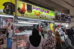 TIDAK TERJEJAS: Pemilik Mutiara 99, Encik Ilmi Izhar, tetap tenang kerana perniagaan ayam segarnya tidak begitu terjejas, walaupun selepas seminggu larangan eksport ayam dari Malaysia ke Singapura bermula. - Foto-foto BH oleh LUQMANUL HAKIM ISMAIL