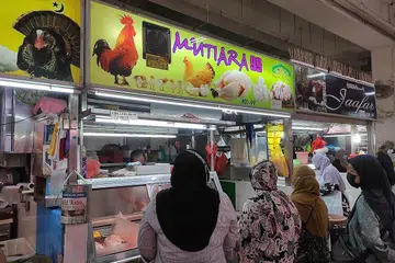 TIDAK TERJEJAS: Pemilik Mutiara 99, Encik Ilmi Izhar, tetap tenang kerana perniagaan ayam segarnya tidak begitu terjejas, walaupun selepas seminggu larangan eksport ayam dari Malaysia ke Singapura bermula. - Foto-foto BH oleh LUQMANUL HAKIM ISMAIL