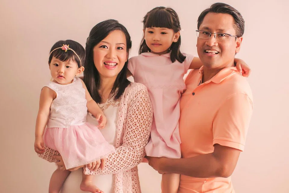 BERSAMA KELUARGA TERCINTA: Encik Sa'at bersama isterinya, Cik Michele Lee, dan dua orang anak perempuan mereka. - Foto ihsan SA'AT ISMAIL