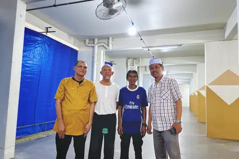 Anggota Jawatankuasa Kejiranan Islam Simei, (dari kanan), pengerusi Encik Mohd Said Ali, 64 tahun; bersama ahli jawatankuasa, Encik Mahat Hamid, 69 tahun; Enci Jaffar Hamzah, 75 tahun; dan Encik Sadik Zaman Shah, 60 tahun.