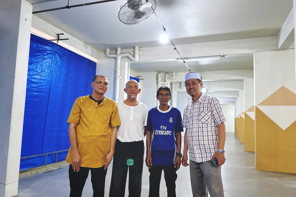 Anggota Jawatankuasa Kejiranan Islam Simei, (dari kanan), pengerusi Encik Mohd Said Ali, 64 tahun; bersama ahli jawatankuasa, Encik Mahat Hamid, 69 tahun; Enci Jaffar Hamzah, 75 tahun; dan Encik Sadik Zaman Shah, 60 tahun.