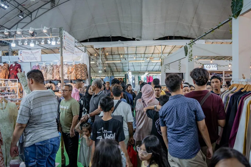 Peniaga kuih dan baju Raya di Bazar Geylang Serai dan Bazar Kampong Gelam secara umum menyaksikan jualan yang semakin rancak pada pertengahan Ramadan. Ini kerana ramai orang membuat persiapan Raya menjelang penghujung Ramadan, termasuk membeli kuih-muih dan baju kurung.