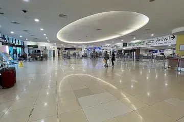 BELUM RANCAK: Suasana lengang dari pagi ke petang di Terminal Feri Tanah Merah (atas) walaupun kebanyakan perkhidmatan feri ulang-alik antara Singapura dan Indonesia serta Malaysia sudah bermula sepenuhnya. - Foto BH oleh HANS ASHRIE DAUD