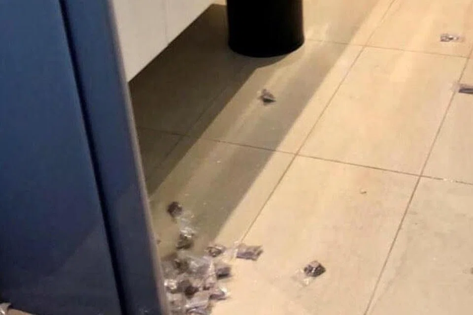 SERBUAN DI BILIK HOTEL: Beberapa bungkusan heroin ditemui bersepah di lantai salah sebuah bilik hotel sekitar Beach Road dalam satu serbuan Biro Narkotik Pusat (CNB) pada 24 September lalu. - Foto CNB 