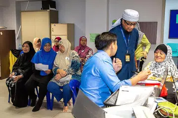 SOKONGAN: Beberapa warga dibantu mendapatkan pemeriksaan kesihatan bersubsidi di Masjid An-Nur. Gambar diambil sebelum Covid-19. - Foto fail