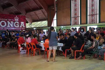 BERPUSU-PUSU: Orang ramai membanjiri Dewan Peringatan Queen Salote di Nuku'alofa, Tonga, bagi mendapatkan suntikan vaksin Covid-19 selepas kes pertama dikesan di kepulauan itu. - Foto AFP 