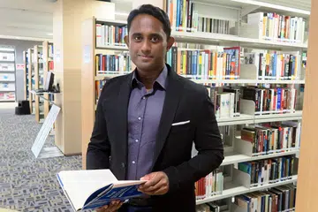 MAHU TERUS SUMBANG BAKTI: Penolong Profesor Dr Mohamed Nawab berkata adalah penting bagi setiap anggota masyarakat terutama yang sudah berjaya, menghulurkan tangan dan memberi setiap orang peluang yang lebih saksama untuk menikmati kejayaan. - Foto MOHD NAZRY MOKHTAR