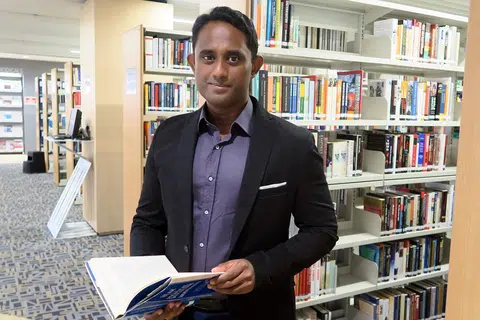 MAHU TERUS SUMBANG BAKTI: Penolong Profesor Dr Mohamed Nawab berkata adalah penting bagi setiap anggota masyarakat terutama yang sudah berjaya, menghulurkan tangan dan memberi setiap orang peluang yang lebih saksama untuk menikmati kejayaan. - Foto MOHD NAZRY MOKHTAR