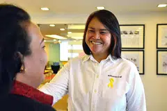 SOKONGAN KUAT: Cik Moon (kiri) mendapat dorongan dan bimbingan yang tidak putus-putus daripada rakan sekerja termasuk Ketua Pegawai Eksekutif (CEO) Nando's, Cik June Koh. - Foto PERKHIDMATAN PENJARA SINGAPURA