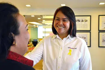 SOKONGAN KUAT: Cik Moon (kiri) mendapat dorongan dan bimbingan yang tidak putus-putus daripada rakan sekerja termasuk Ketua Pegawai Eksekutif (CEO) Nando's, Cik June Koh. - Foto PERKHIDMATAN PENJARA SINGAPURA