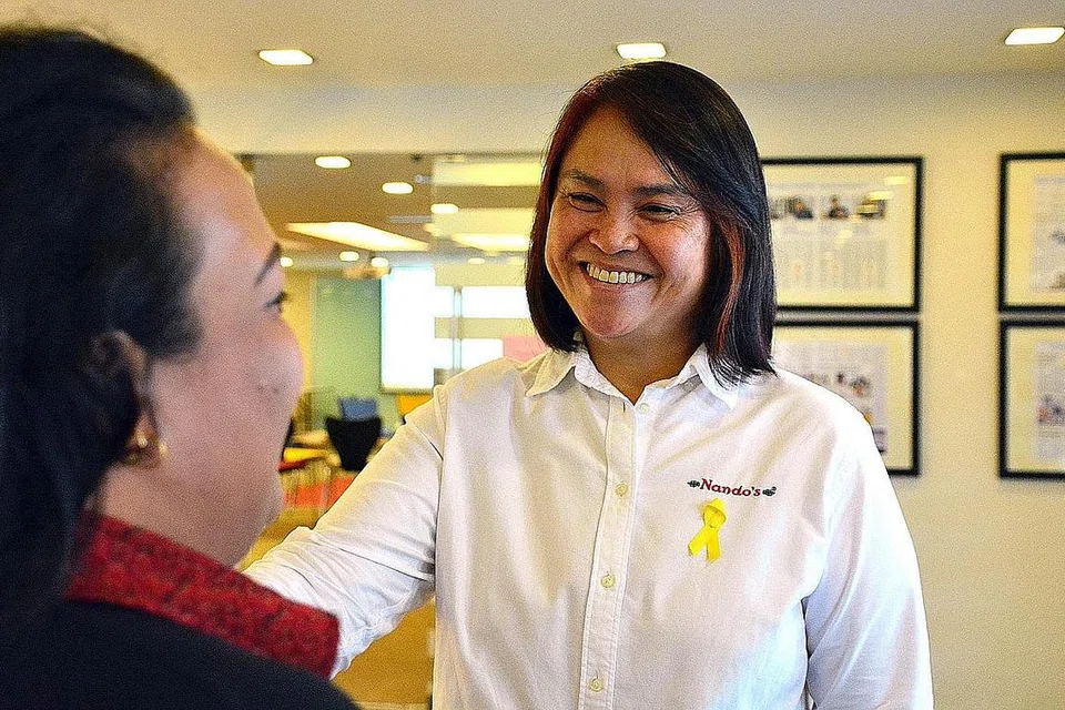 SOKONGAN KUAT: Cik Moon (kiri) mendapat dorongan dan bimbingan yang tidak putus-putus daripada rakan sekerja termasuk Ketua Pegawai Eksekutif (CEO) Nando's, Cik June Koh. - Foto PERKHIDMATAN PENJARA SINGAPURA