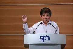 LAKAR HALA TUJU: Encik Khaw Boon Wan ketika berucap kepada kakitangan SPH semalam berkata keutamaan segera beliau adalah memastikan peralihan lancar, tanpa gangguan kepada perniagaan media sekarang. - Foto BH oleh KEVIN LIM