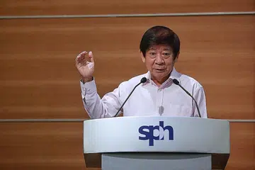 LAKAR HALA TUJU: Encik Khaw Boon Wan ketika berucap kepada kakitangan SPH semalam berkata keutamaan segera beliau adalah memastikan peralihan lancar, tanpa gangguan kepada perniagaan media sekarang. - Foto BH oleh KEVIN LIM
