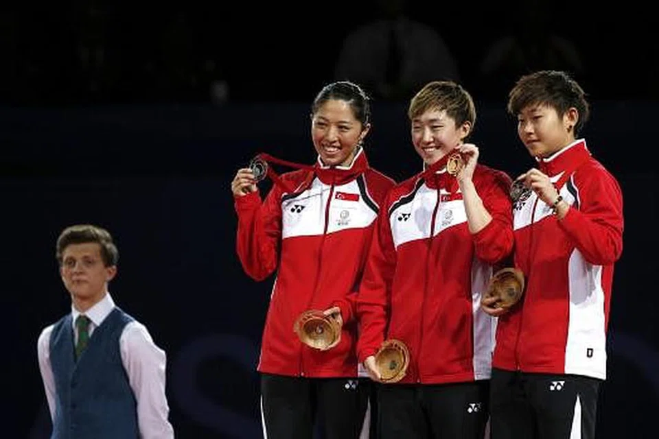 BOLOT PINGAT: (Dari kiri) Yu Mengyu (perak), Feng Tianwei (emas) dan Lin Ye (gangsa) membolot kesemua pingat dalam acara singles wanita.