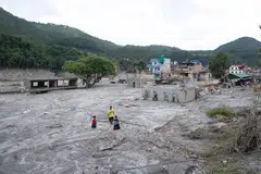 Kanak-kanak berjalan di celah bangunan yang terjejas akibat banjir glasier berhampiran sempadan Nepal-China yang meragut ratusan nyawa, di Trishuli Bazar, Nuwakot, Nepal, pada 31 Ogos.