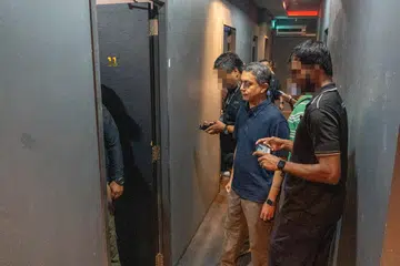 PANTAU OPERASI: Menteri Negara (Ehwal Dalam Negeri merangkap Pembangunan Negara), Profesor Madya Dr Muhammad Faishal Ibrahim, menyertai operasi mengesan dan membanteras penyalahgunaan dadah di sebuah kelab karaoke KTV di Geylang pada 5 Januari.