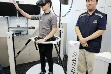 GABUNG TEKNOLOGI: Sistem yang memaparkan alat VR ini dihubungkan dengan 'treadmill' berbilang arah, yang membolehkan pengguna berjalan dan berinteraksi dalam tempat kejadian jenayah maya.- Foto BH oleh JONATHAN CHOO