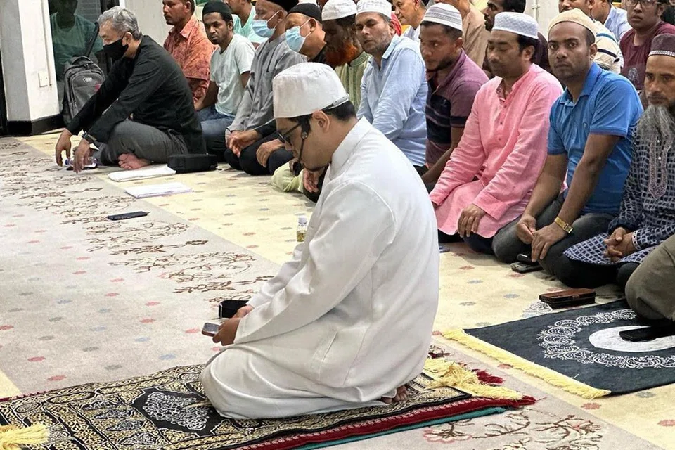 Antara imam sambilan di Masjid Darul Makmur ialah Ustaz Muhd Basyir Mustafa (depan) yang berkhidmat sebagai imam dan muazin secara sambilan di Masjid Darul Makmur sejak 2013.
