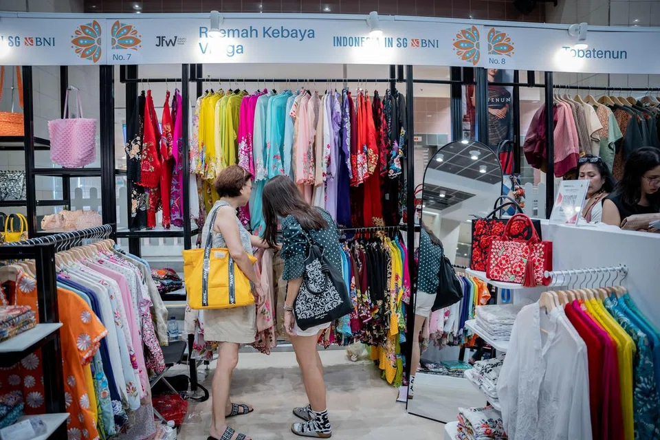 
Pameran produk fesyen bersepadu, ‘Indonesia in SG’, telah diadakan buat julung-julung kalinya di Takashimaya pada 17 hingga 21 April. Acara itu menampilkan lebih 25 jenama fesyen Indonesia termasuk jenama pakaian, beg, aksesori dan juga kasut. 