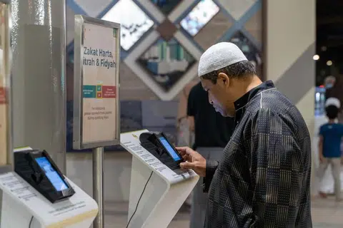 Majlis Ugama Islam Singapura (MUIS), telah mengagihkan sebanyak $2.2 juta kepada lebih 5,600 isi rumah, penerima zakat yang layak, Sokongan Kos Sara Hidup