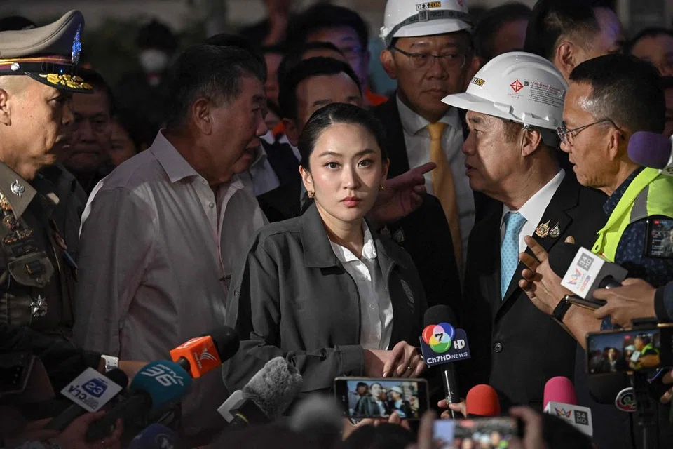 Perdana Menteri Thailand, Paetongtarn Shinawatra (tengah), tiba di tapak pembinaan sebuah bangunan yang runtuh di Bangkok pada 28 Mac 2025, susulan gempa bumi kuat yang melanda. Gempa bumi dahsyat pada hari yang sama meragut lebih 20 nyawa di Myanmar dan Thailand, meruntuhkan bangunan serta jambatan, dan menyebabkan lebih 80 pekerja terperangkap di bangunan pencakar langit yang masih dalam pembinaan di Bangkok.