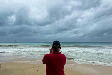 Gambaran angin bertiup kencang di tepian pantai di Carribean.