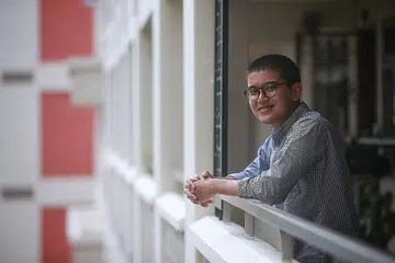 MAHU MENYUMBANG KEPADA MASYARAKAT: Encik Farezuan yang sedang menjalani Perkhidmatan Negara (NS) sepenuh masa sekarang berasa beliau tidak cukup berusaha meluangkan masa membantu masyarakat di kelilingnya. - Foto BH oleh KEVIN LIM