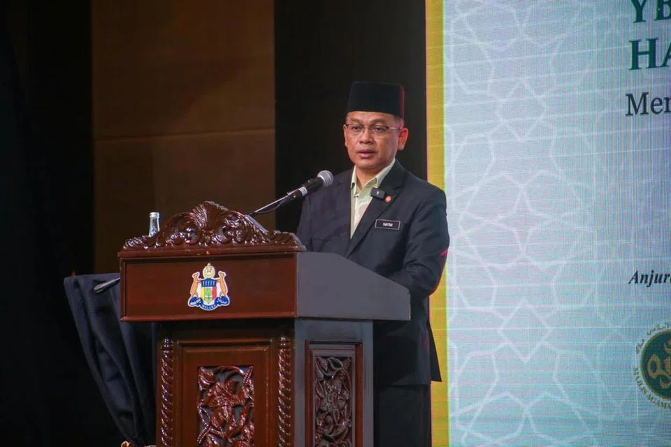 Menteri di Jabatan Perdana Menteri (Hal Ehwal Agama) Malaysia, Datuk Dr Mohd Na’im Mokhtar, bimbang akan kes penipuan membabitkan pendeposit Lembaga Tabung Haji.