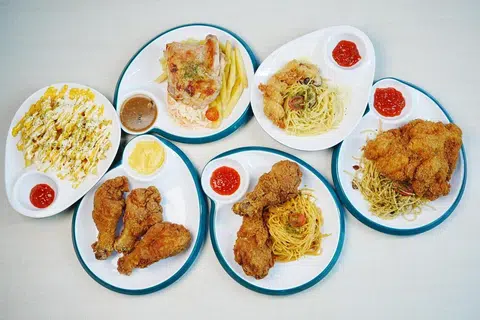 Antara hidangan yang ditawarkan di Berjaya Western di Yishun (dari atas mengikut putaran jam) ‘Chix Chop Fries Coleslaw’ ($7.50); Pasta Karbonara dan ‘Cajun Shrimp’ ($11); ‘Aglio Olio’ dan ‘Chix Cutlet’ ($9.50),  Pasta Tomyam serta dua paha ayam ($11); tiga paha ayam ($9); dan ‘Cheese Fries’ ($5). 