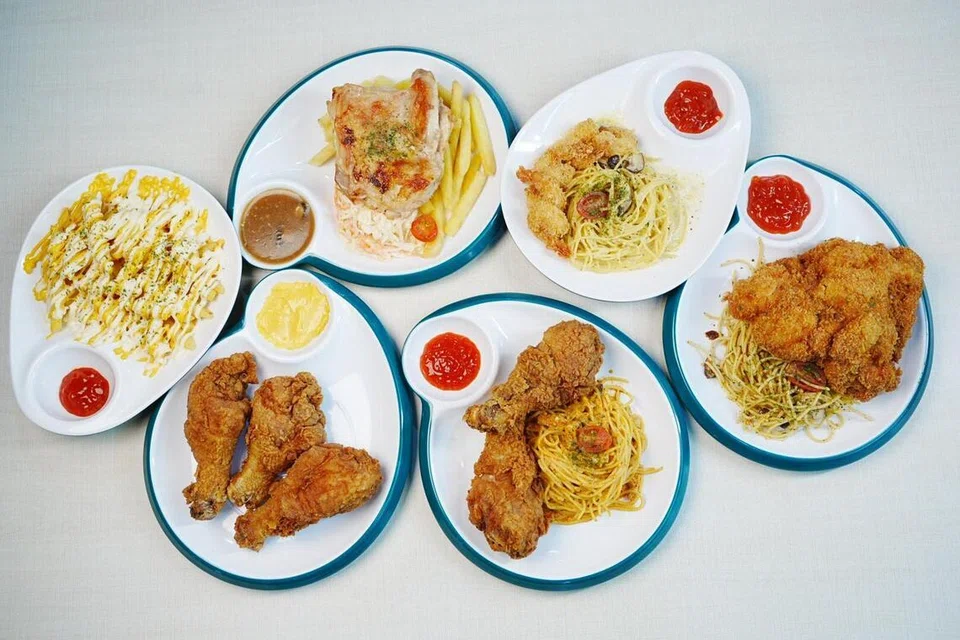 Antara hidangan yang ditawarkan di Berjaya Western di Yishun (dari atas mengikut putaran jam) ‘Chix Chop Fries Coleslaw’ ($7.50); Pasta Karbonara dan ‘Cajun Shrimp’ ($11); ‘Aglio Olio’ dan ‘Chix Cutlet’ ($9.50),  Pasta Tomyam serta dua paha ayam ($11); tiga paha ayam ($9); dan ‘Cheese Fries’ ($5). 