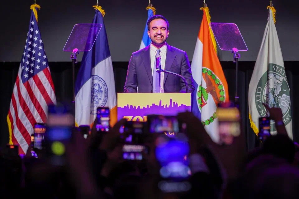 Datuk Bandar New York yang baharu dipilih, Zohran Mamdani, berucap semasa majlis malam pilihan raya yang dianjurkan oleh calon Demokrat di daerah Brooklyn, New York, Amerika Syarikat, pada 4 November 2025. Mamdani menewaskan Andrew Cuomo untuk memenangi pilihan raya Datuk Bandar New York.