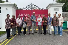 Presiden Konfederasi Sepak Takraw Singapura (CSS), Salim Ebrahim Marican (enam dari kiri), ketika mengadakan pertemuan dengan para jurulatih dan pengadil sepak takraw tempatan untuk mendapat sokongan bagi pembentukan badan itu pada 23 Disember 2023.