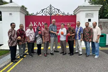 Presiden Konfederasi Sepak Takraw Singapura (CSS), Salim Ebrahim Marican (enam dari kiri), ketika mengadakan pertemuan dengan para jurulatih dan pengadil sepak takraw tempatan untuk mendapat sokongan bagi pembentukan badan itu pada 23 Disember 2023.