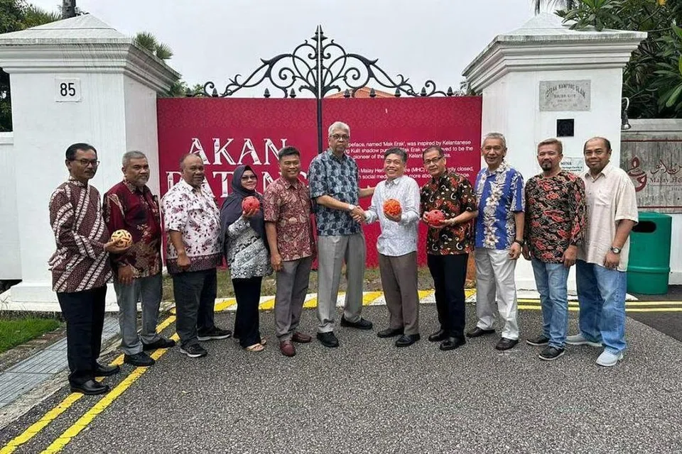 Presiden Konfederasi Sepak Takraw Singapura (CSS), Salim Ebrahim Marican (enam dari kiri), ketika mengadakan pertemuan dengan para jurulatih dan pengadil sepak takraw tempatan untuk mendapat sokongan bagi pembentukan badan itu pada 23 Disember 2023.